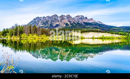 Riflessione di Yellowhead Mountain sulla superficie liscia del lago Yellowhead nel Robson Provincial Park nella British Columbia, Canada Foto Stock