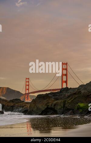 Alba sopra Baker Beach e Golden Gate Bridge all'alba Foto Stock