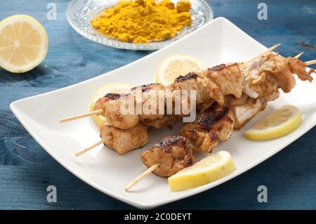 Pollo indonesiana spiedini satay con curry , Burro di arachidi e salsa di soia Foto Stock