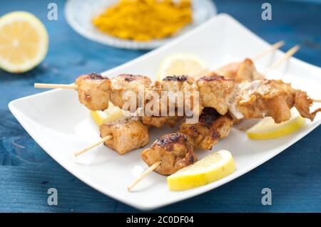 Pollo indonesiana spiedini satay con curry , Burro di arachidi e salsa di soia Foto Stock