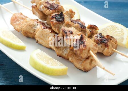 Pollo indonesiana spiedini satay con curry , Burro di arachidi e salsa di soia Foto Stock