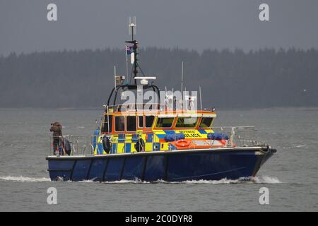 Il Ministero della Difesa della polizia lancia il MDP Condor, passando Greenock come scorta per una visita al porto di Glasgow dal tipo 23 fregata HMS Argyll (F231). Foto Stock