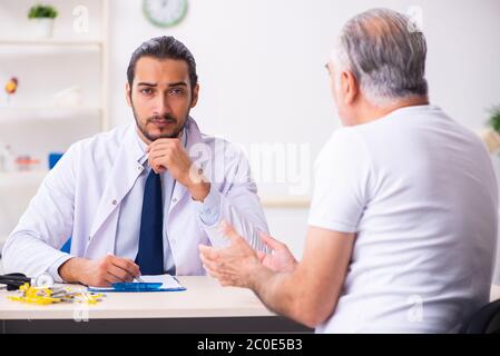 Paziente che soffre del diabete che visita il medico Foto Stock