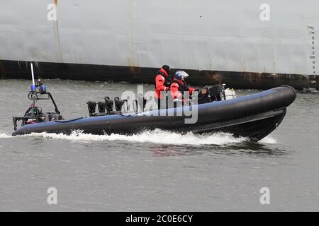Un Ministero della Difesa polizia RHib passando Greenock come scorta per una visita al porto di Glasgow dal tipo 23 fregata HMS Argyll (F231). Foto Stock