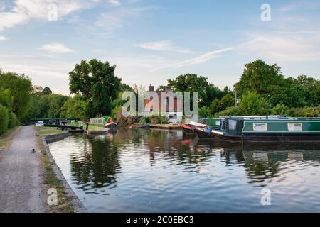 Barche strette sul canale Stratford Upon Avon la mattina presto. Lapworth, Warwickshire, Inghilterra Foto Stock