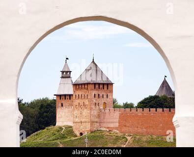 Grande Novgorod. Il muro del Cremlino con torri. RUS Foto Stock