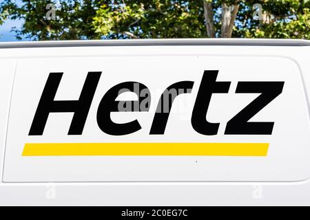 10 giugno 2020 Sunnyvale / CA / USA - Hertz logo visualizzato su un furgone disponibile per l'affitto; la Hertz Corporation ha presentato per fallimento il 22 maggio come risultato Foto Stock