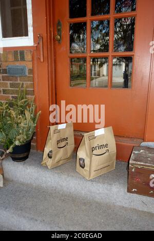 Consegna di generi alimentari da Whole Food e prime alla porta d'ingresso che proteggono gli adulti vulnerabili dal virus pandemico della covid-19. St Paul Minnesota, Minnesota, Stati Uniti Foto Stock