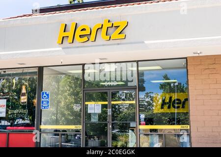 10 giugno 2020 Sunnyvale / CA / USA - Hertz ufficio di noleggio a San Francisco Bay Area; la Hertz Corporation ha presentato una domanda di fallimento il 22 maggio a causa di Foto Stock
