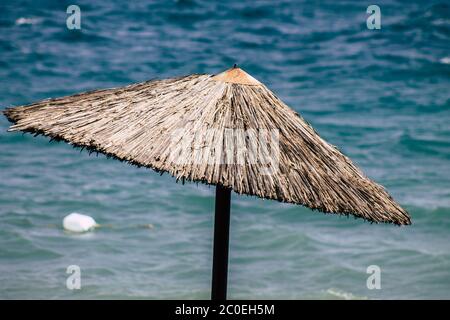 Limassol Cipro 10 giugno 2020 Vista di un ombrello sulla spiaggia di Limassol nell'isola di Cipro Foto Stock