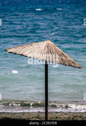 Limassol Cipro 10 giugno 2020 Vista di un ombrello sulla spiaggia di Limassol nell'isola di Cipro Foto Stock