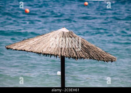 Limassol Cipro 10 giugno 2020 Vista di un ombrello sulla spiaggia di Limassol nell'isola di Cipro Foto Stock