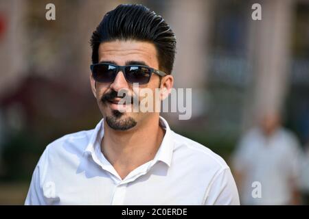 Uomo armeno che indossa occhiali da sole in Northern Avenue, Yerevan, Armenia Foto Stock