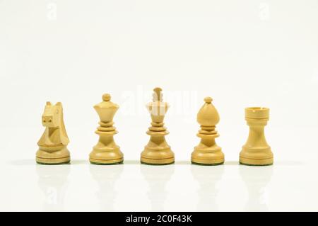 Una foto dei pezzi di scacchi bianchi su sfondo bianco Foto Stock
