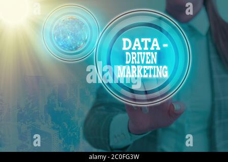 Cartello con testo che mostra il Data Driven Marketing. Processo di testo delle foto aziendali mediante il quale i marketers ottengono le informazioni e gli elementi di tendenza di questa immagine fornita da N Foto Stock