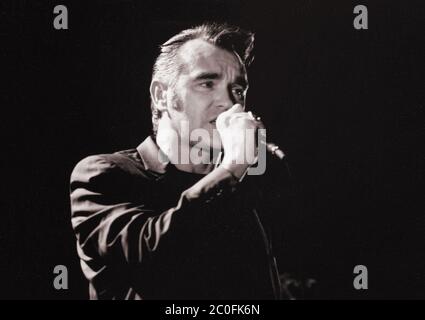 3 giugno 2020 - Morrissey ha mostrato la sua solidarietà per Black Lives Matter su Twitter con l'hashtag #TheShowMustBePaused a sostegno del Blackout Tuesday della comunità musicale. Mentre alcuni fan di Morrissey elogiarono la sua dimostrazione di solidarietà, altri criticarono il tweet a causa delle sue opinioni politiche spesso controverse in passato. File Photo: Morrissey si esibisce sul palco nel 2000 all'Hamilton Place Theatre, Hamilton, Ontario, Canada. (Nota per gli editor: Questa immagine è stata convertita in bianco e nero) Foto Stock