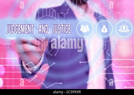 Cartello con scritto Giudizio e Giustizia. Foto aziendale che mostra i procedimenti giudiziari per presentare prove e finalizzare la decisione Foto Stock