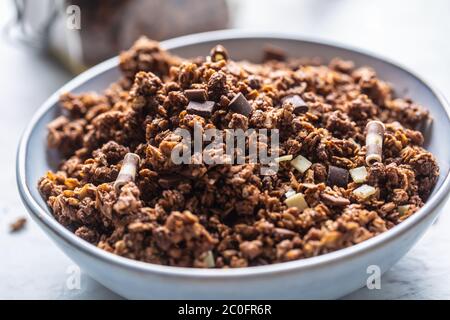 Vasetto di muesli con pezzi di colato di latte e scuro - closeup Foto Stock