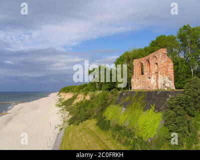 Rovine della chiesa di Trzęsacz sul Baltico Pomeriano Foto Stock