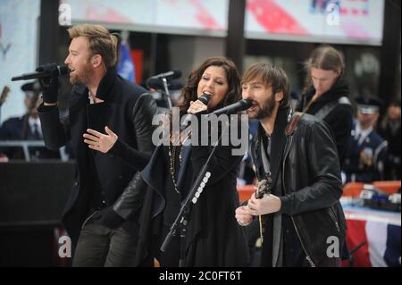 Manhattan, Stati Uniti d'America. 11 Nov 2013. NEW YORK, NY - NOVEMBRE 11: Sarah Palin fa un'apparizione e Lady Antebellum esegue uno speciale Concerto per il giorno dei Veterani il 11 novembre 2013 a New York, New York, presso il Rockefeller Plaza della NBC. Lady A è un gruppo musicale country americano formato a Nashville, Tennessee, nel 2006. Il gruppo è composto da Hillary Scott, Charles Kelley e Dave Haywood People: Hillary Scott, Charles Kelley, Dave Haywood Credit: Storms Media Group/Alamy Live News Foto Stock