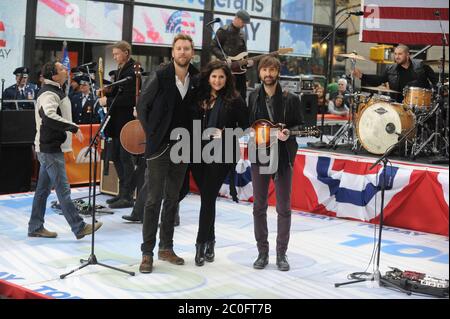 Manhattan, Stati Uniti d'America. 11 Nov 2013. NEW YORK, NY - NOVEMBRE 11: Sarah Palin fa un'apparizione e Lady Antebellum esegue uno speciale Concerto per il giorno dei Veterani il 11 novembre 2013 a New York, New York, presso il Rockefeller Plaza della NBC. Lady A è un gruppo musicale country americano formato a Nashville, Tennessee, nel 2006. Il gruppo è composto da Hillary Scott, Charles Kelley e Dave Haywood People: Hillary Scott, Charles Kelley, Dave Haywood Credit: Storms Media Group/Alamy Live News Foto Stock