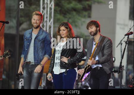 Manhattan, Stati Uniti d'America. 31 dicembre 2008. NEW YORK, NY - 30 SETTEMBRE: Charles Kelley, Hilary Scott e Dave Haywood suonano il "Today" della NBC al TODAY Show della NBC il 30 settembre 2014 a New York, New York Lady A è un gruppo di musica country statunitense formato a Nashville, Tennessee, nel 2006. Il gruppo è composto da Hillary Scott, Charles Kelley e Dave Haywood People: Hillary Scott, Charles Kelley, Dave Haywood Credit: Storms Media Group/Alamy Live News Foto Stock