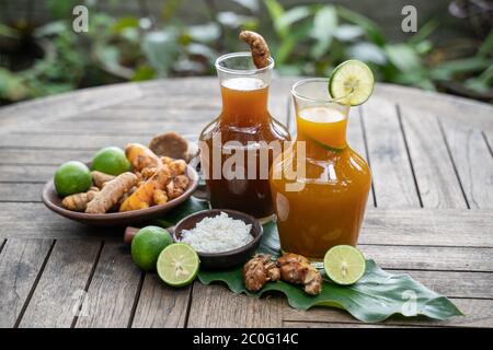 Le bevande salutari a base di erbe giavanesi sono prodotte da piante rizomiche indonesiane Foto Stock