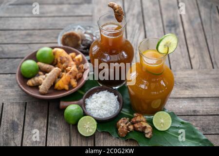 Le bevande salutari a base di erbe giavanesi sono prodotte da piante rizomiche indonesiane Foto Stock