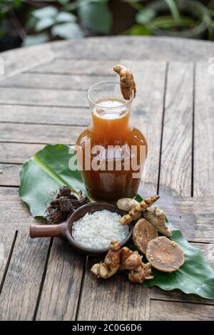 Le bevande fresche alle erbe sono confezionate in bottiglie di vetro a base di curcuma, zenzero e tamarindo Foto Stock