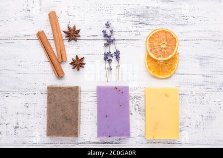 In alto vista panoramica foto di sapone naturale fatto a mano con anice cannella arancio lavanda isolato su sfondo bianco legno Foto Stock