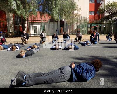 Pechino, Namibia. 11 Giugno 2020. Studenti e insegnanti di una scuola superiore partecipano al movimento 'Black Lives Matter' di Windhoek, Namibia, il 11 giugno 2020. Credit: Musua C Kaseke/Xinhua/Alamy Live News Foto Stock