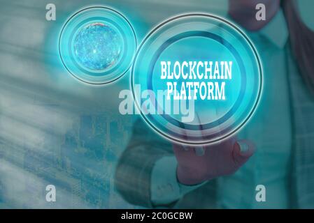 Cartello di testo che mostra la piattaforma Blockchain. Testo foto aziendale con un linguaggio di scripting che risolve molti casi elementi di questa immagine fornita da Foto Stock