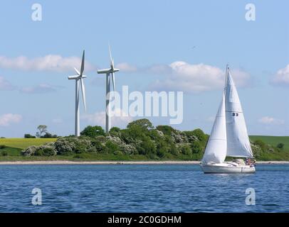 Barca a vela e turbine eoliche nel fiordo di Flensburg Foto Stock