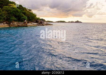 Mare blu e cielo a Koh Miang Thailandia Foto Stock