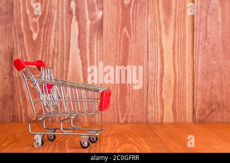 Carrello su sfondo di legno marrone Foto Stock