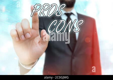 Nota di scrittura che mostra i pro Cons. Concetto di business per vantaggi e svantaggi osservati durante l'esame di un prodotto Foto Stock
