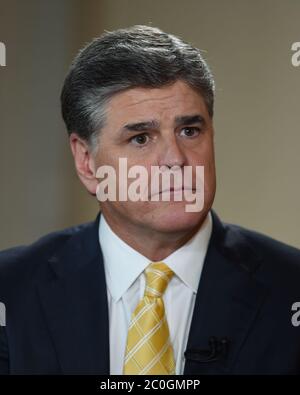 Miami, Stati Uniti d'America. 13 Apr 2015. MIAMI, FL - APRILE 13: Sean Hannity partecipa come senno. Americano Marco Rubio (R-FL) si trova con sua moglie, Jeanette Rubio, e i bambini dopo aver annunciato la sua candidatura per la nomina presidenziale repubblicana durante un evento alla Freedom Tower il 13 aprile 2015 a Miami, Florida. Rubio è uno dei tre candidati repubblicani che annunciano i loro piani di corsa contro lo sfidante democratico per la Casa Bianca: Sean Hannity Credit: Storms Media Group/Alamy Live News Foto Stock