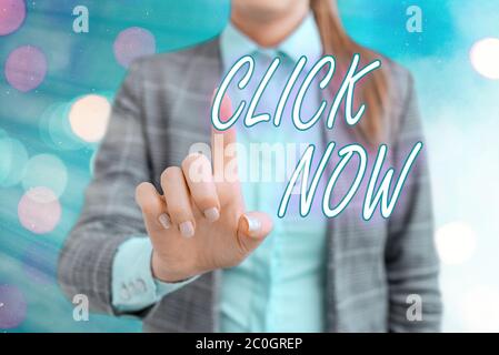 Scrittura a mano del testo fare clic ora. Foto concettuale premendo il pulsante si intende l'iscrizione alle notifiche push Foto Stock
