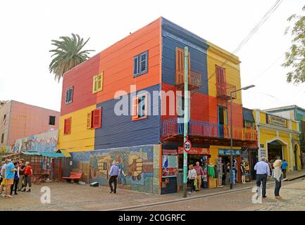 Edificio multicolore nel quartiere la Boca, una delle famose destinazioni turistiche di Buenos Aires, Argentina Foto Stock