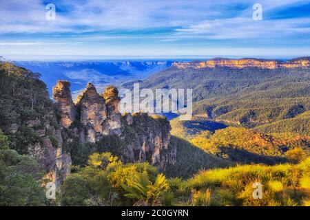 Formazione rocciosa di tre sorelle nelle montagne blu dell'Australia illuminata da una luce soffusa del mattino come visto dal punto di osservazione Echo. Foto Stock