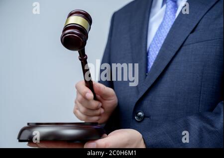 Uomo d'affari che tiene un gavel in mano. giustizia e concetto di asta. Foto Stock