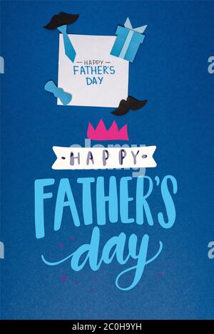 vista dall'alto del biglietto di auguri e carta artigianato elementi decorativi creativi su sfondo blu, felice illustrazione giorno padri Foto Stock