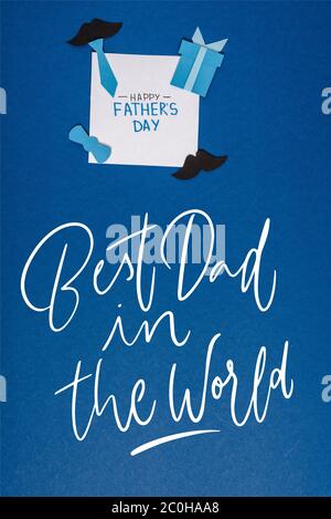 vista dall'alto del biglietto d'auguri con lettere happy fandhers day e carta artigianato elementi creativi decorazione su sfondo blu, migliore papà nel mondo illu Foto Stock