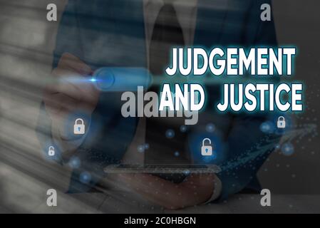 Cartello con scritto Giudizio e Giustizia. Testo della foto aziendale procedimento giudiziario per presentare prove e finalizzare la decisione Foto Stock