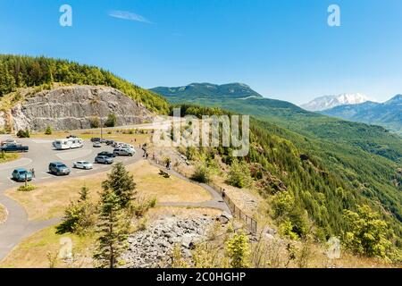 Washington state, USA - 24 giugno 2018: Parcheggio vicino al punto panoramico sulla strada per il parco nazionale di Mount St. Helens nello stato di Washington, Stati Uniti Foto Stock