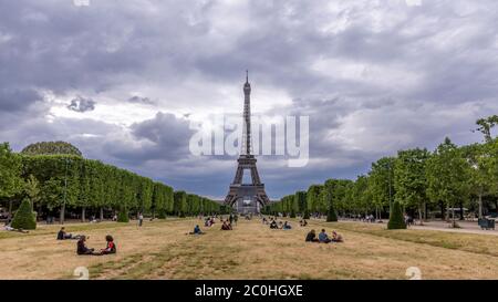 Parigi, Francia - 10 giugno 2020: I parigini tornano a rilassarsi sui prati degli Champs de Mars di fronte alla Torre Eiffel dopo il blocco dovuto alla covid-1 Foto Stock
