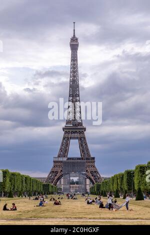 Parigi, Francia - 10 giugno 2020: I parigini tornano a rilassarsi sui prati degli Champs de Mars di fronte alla Torre Eiffel dopo il blocco dovuto alla covid-1 Foto Stock