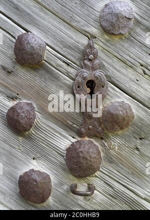 Toppa di chiave nella vecchia porta di legno Foto Stock