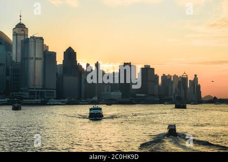 Splendido tramonto arancione sullo skyline di Hong Kong Foto Stock