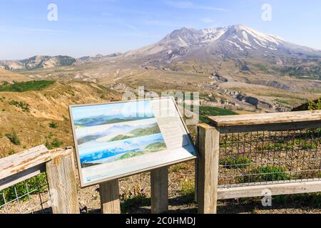 Washington state, USA - 24 giugno 2018: Vista sul Monte St. Helens e la valle ai piedi con un cartello informativo in primo piano Foto Stock